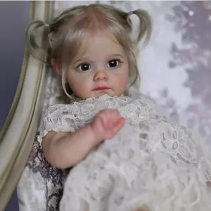 Lebensechte 24-Zoll Reborn Puppe Maggi mit handgewurzeltem Haar in weißem Spitzenkleid