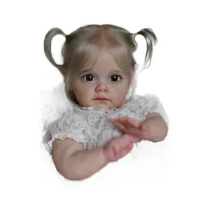 Naturgetreue 55-60cm Reborn Puppe Maggi mit blonden Zöpfen und weißem Spitzenkleid