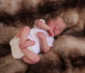 Detailansicht der 19-Zoll Levi Reborn-Puppe in Schlafpose auf einem Plüschteppich