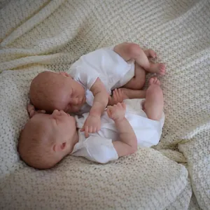Poupées bébés reborn Twin A et B de 18 pouces dormant sur une couverture en tricot blanc