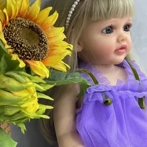 Κούκλα Betty Reborn 55cm με ξανθά μαλλιά και μωβ τούλινο φόρεμα με ηλιοτρόπια