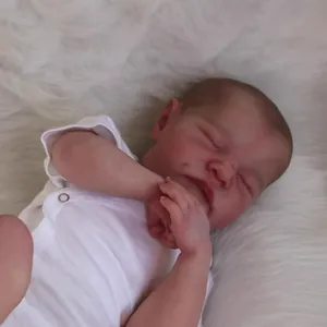 Realistische 19-Zoll Levi Reborn-Puppe schlafend im weißen Body auf weichem Plüschhintergrund