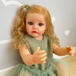 55cm lebensechte Reborn-Babypuppe mit blonden Locken und grünem Strickoutfit im Zimmer
