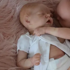 Poupée Reborn réaliste de 18 pouces en body blanc dormant sur une couverture rose