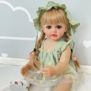 Λεπτομέρεια της κούκλας reborn Betty με ξανθές πλεξούδες και φόρεμα με μαργαρίτες