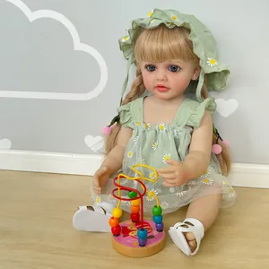 Λεπτομέρεια της κούκλας Betty Reborn με πράσινο φόρεμα μαργαρίτα και ξύλινο λαβύρινθο