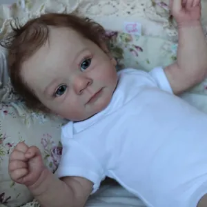Poupée réaliste de 48cm avec cheveux bruns et body en coton blanc pur