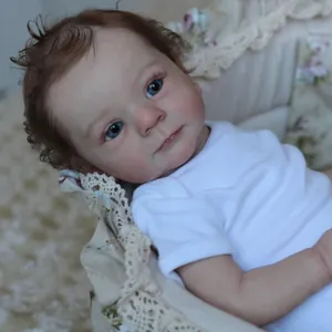 Poupée bébé reborn de 19 pouces avec yeux bleus et cheveux bruns en berceau dentelle