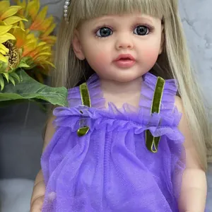 Κοντινό πλάνο κούκλας Betty reborn με ξανθά μαλλιά, γκρίζα μάτια και μοβ διχτυωτό φόρεμα