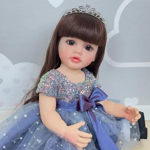 Detail einer 55 cm Reborn-Puppe mit braunen Haaren, Krone und funkelndem Sternen-Prinzessinnenkleid