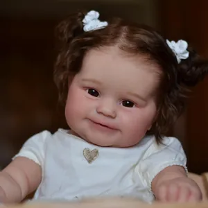 Handgefertigte 60cm Maddie Reborn-Puppe mit braunen Locken und weißem Herz-Top