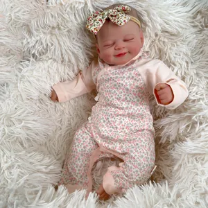 Realistische 19 Zoll Reborn Baby Puppe schlafend in rosa Blumenoutfit auf weichem Plüsch