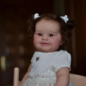 Realistische 60cm Reborn Puppe Maddie mit lockigem braunem Haar und weißem Kleid