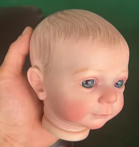 Detailprofiel van een 19-inch reborn poppenhoofd met realistische handgeschilderde trekken