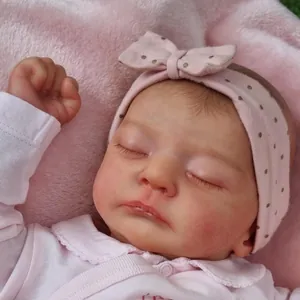 Poupée reborn réaliste de 19 pouces endormie en tenue rose sur peluche douce