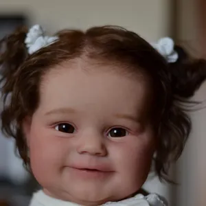 Realistische Reborn Baby Puppe Lebensecht Handbemalt Neugeborenes Mädchen Mit Braunen Lockigen Haaren Weißes Herz Kleid Spielzeug