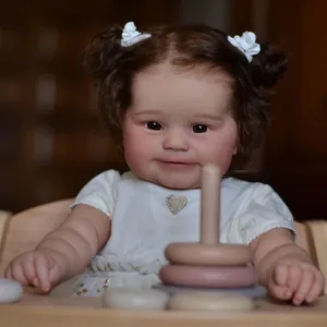 Realistische 60cm Maddie Reborn-Babypuppe mit braunen Locken auf einem Holzstuhl