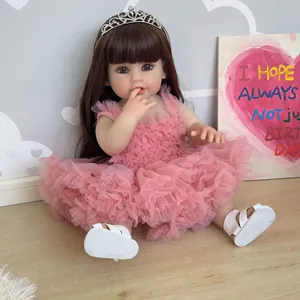 Bambola Reborn realistica da 55cm in abito di pizzo rosa con corona su parquet