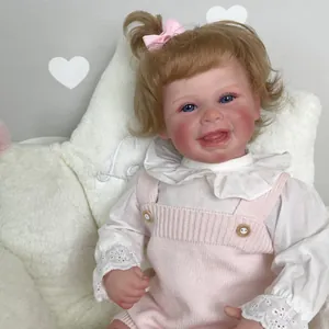 Dettaglio della bambola reborn 50cm con capelli biondi, fiocco rosa e pagliaccetto