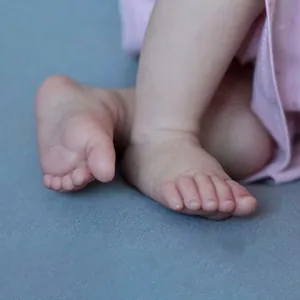 Dettagli realistici dei piedi di una bambola reborn con texture della pelle naturale