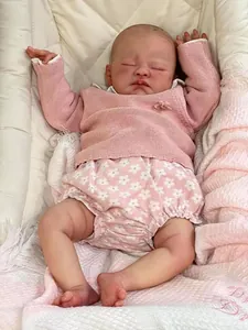 Vue détaillée de la poupée Reborn August en pull rose tricoté et short à fleurs