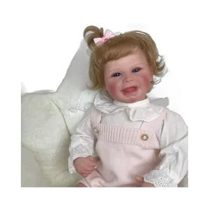 Bambola reborn realistica da 50cm con capelli biondi e salopette in maglia rosa su peluche