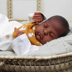 Poupée Reborn Réaliste Peau Noire Remi Nouveau-Né Avec Corps en Tissu Peau Peinte en Trois Dimensions Veines Visibles Peinte à la Main Poupée Jouet Lestée