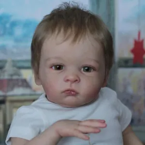 Poupée bébé reborn réaliste de 55cm avec texture de peau détaillée et cheveux bruns courts