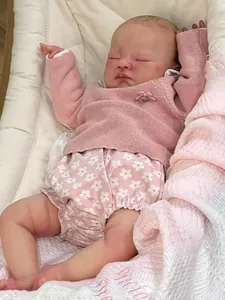 Vue détaillée d'une poupée reborn réaliste de 19 pouces en pull tricoté rose