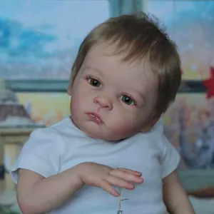 Poupée bébé reborn réaliste de 55cm avec cheveux bruns et yeux verts en t-shirt blanc