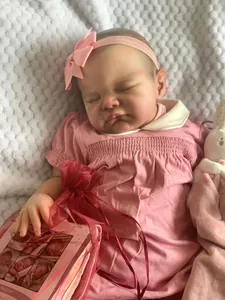 Détail de poupée Reborn 19 pouces avec robe rose, doudou lapin et carte de naissance