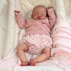 Poupée Reborn réaliste de 19 pouces dans un berceau avec pull rose et pantalon à fleurs