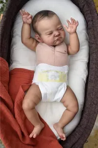 Vue détaillée d'une poupée reborn de 19 pouces avec plis cutanés réalistes en panier