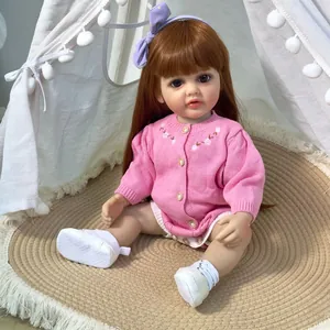 Poupée Reborn réaliste Betty de 55cm avec cheveux bruns et gilet en tricot rose