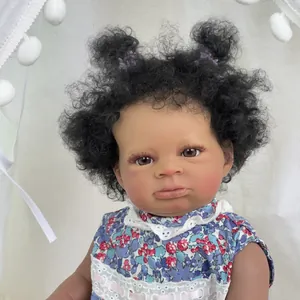 Bambola Reborn africana da 50cm con capelli ricci e vestito floreale con pizzo