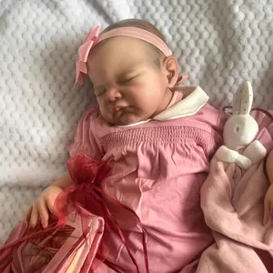 Poupée Reborn Réaliste Nouveau-Né Fille Sommeil August Cheveux Peints à la Main Corps en Tissu Membres en Vinyle Robe Rose Cadeau Enfant