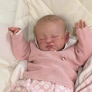 Poupée bébé Reborn August de 19 pouces avec pull en tricot rose sur literie matelassée