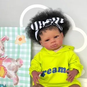 Bambola realistica pelle nera con felpa Dream verde e capelli ricci neri con fascia