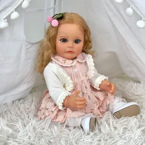 Muñeca bebé Reborn de 55cm con pelo rubio y vestido floral rosa en una tienda