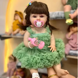 55cm lebensechte Reborn-Puppe in grünem Tüllkleid mit rosa Fläschchen und Schnuller
