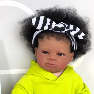 Bambola reborn afroamericana realistica da 50 cm con felpa verde neon e fascia per capelli