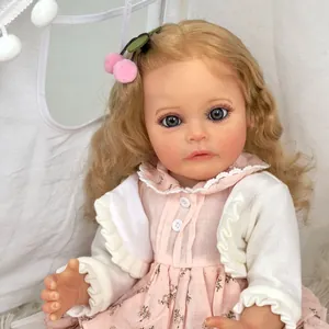 Muñeca Reborn realista de 55cm con rizos rubios en vestido floral rosa y cárdigan blanco