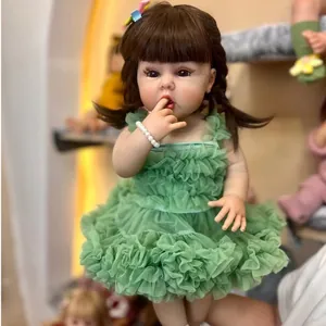 Lebensechte 55cm Reborn Puppe Mädchen mit braunen Haaren im grünen Tüllkleid