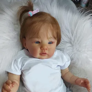 Poupée bébé reborn réaliste de 50cm avec cheveux bruns, nœud rose et t-shirt blanc en coton