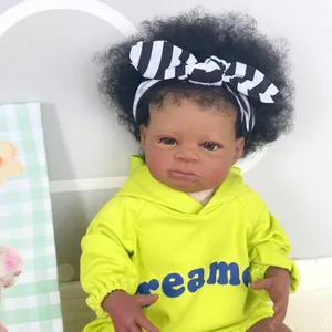 Bambola Reborn di 50cm Realistica Afroamericana Nera con Corpo in Tessuto Morbido Dipinta a Mano Bambola Neonato con Felpa Verde Neon