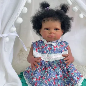 Bambola Reborn Realistica Carnagione Scura Ragazza Afroamericana Dipinta a Mano Capelli Radicati Vestito Floreale Vinile Morbido Corpo in Tessuto Giocattolo