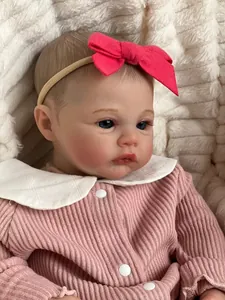 Détail de poupée Reborn 18 pouces avec peau réaliste et vêtements en tricot rose tendre