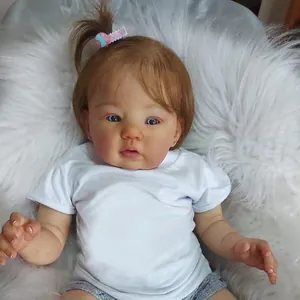 Poupée bébé reborn réaliste de 50 cm avec cheveux blonds et yeux bleus sur peluche