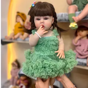 55cm realistische Reborn-Puppe im grünen Tutu-Kleid mit braunem Haar und Perlenarmband
