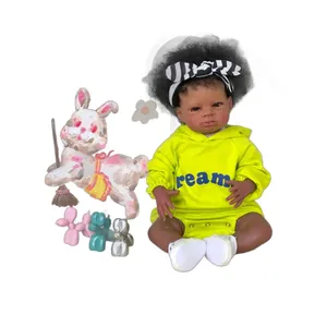 Bambola Reborn nera realistica da 50cm Lanny con felpa gialla e fascia per capelli